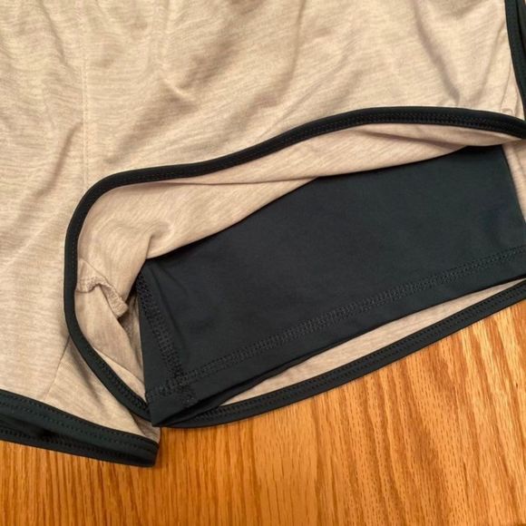 Womens running shorts size Medium - Picture 2 of 3